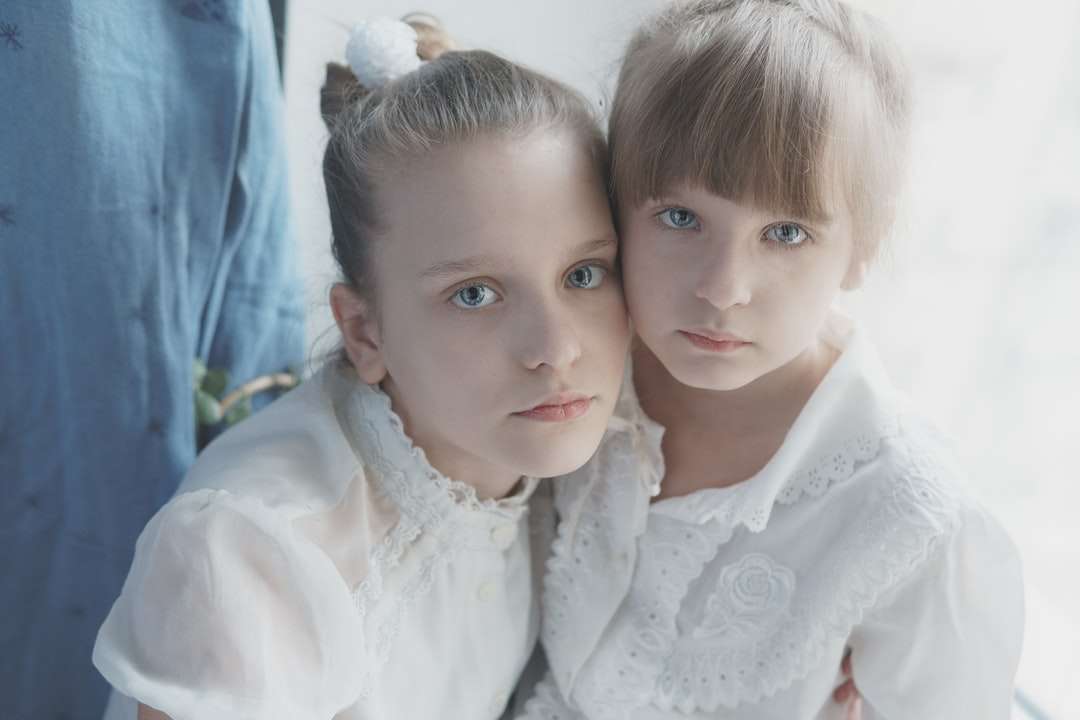 2 dziewczynki w białej koszuli puzzle online