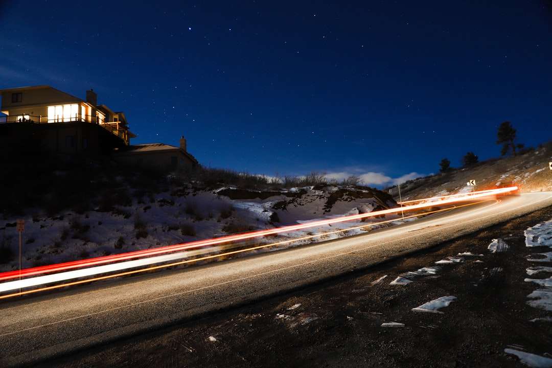 fotografia poklatkowa samochodów na drogach w porze nocnej puzzle online