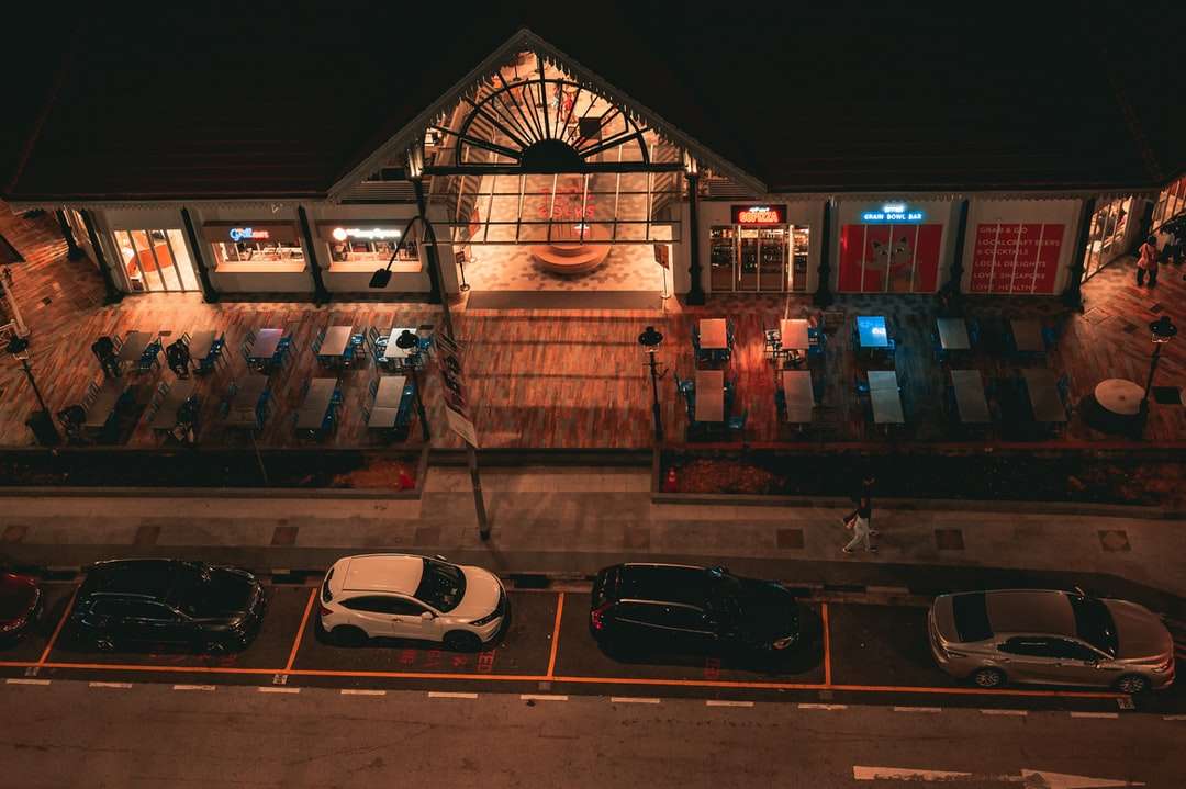 samochody zaparkowane przed budynkiem w porze nocnej puzzle online