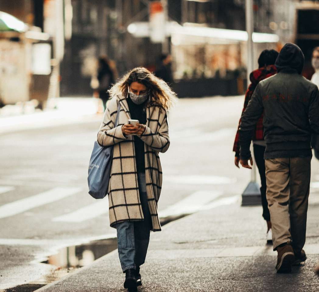 kobieta w biało-czarnym płaszczu, chodzenie po chodniku puzzle online