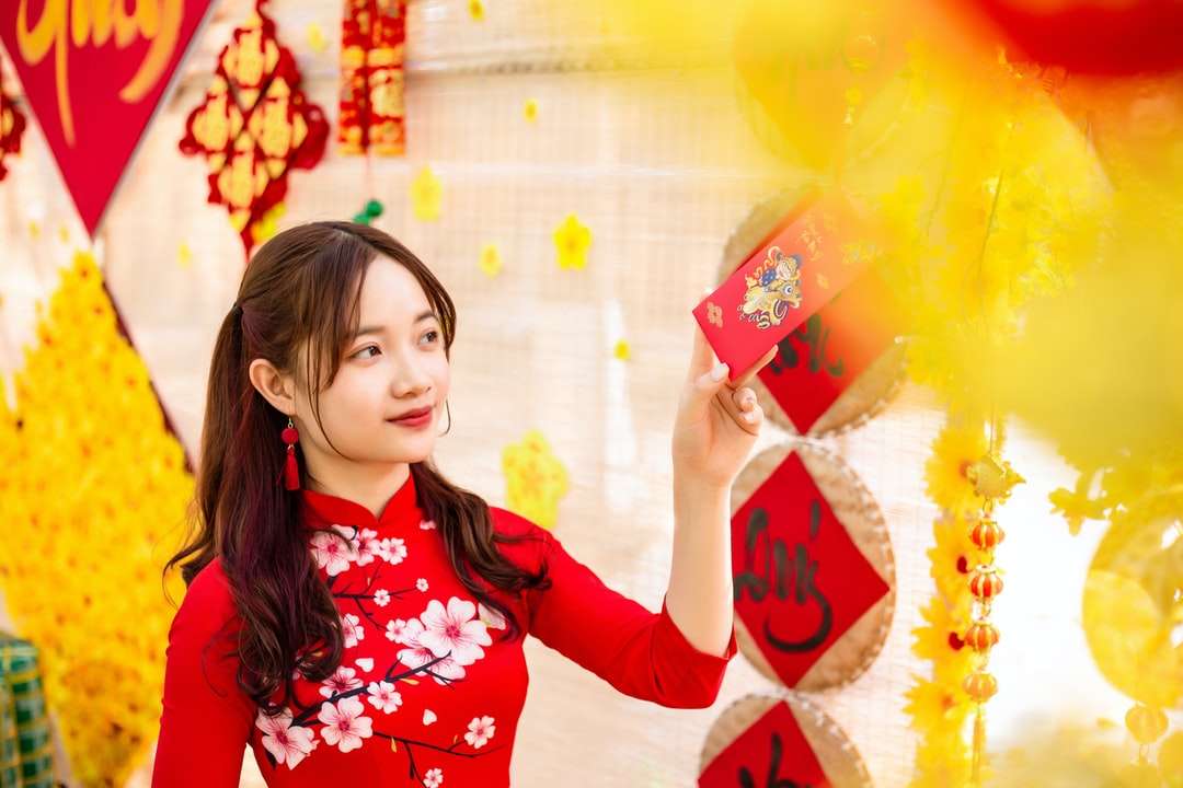 dziewczyna w czerwono-białej koszuli z długim rękawem w kwiatowy puzzle online