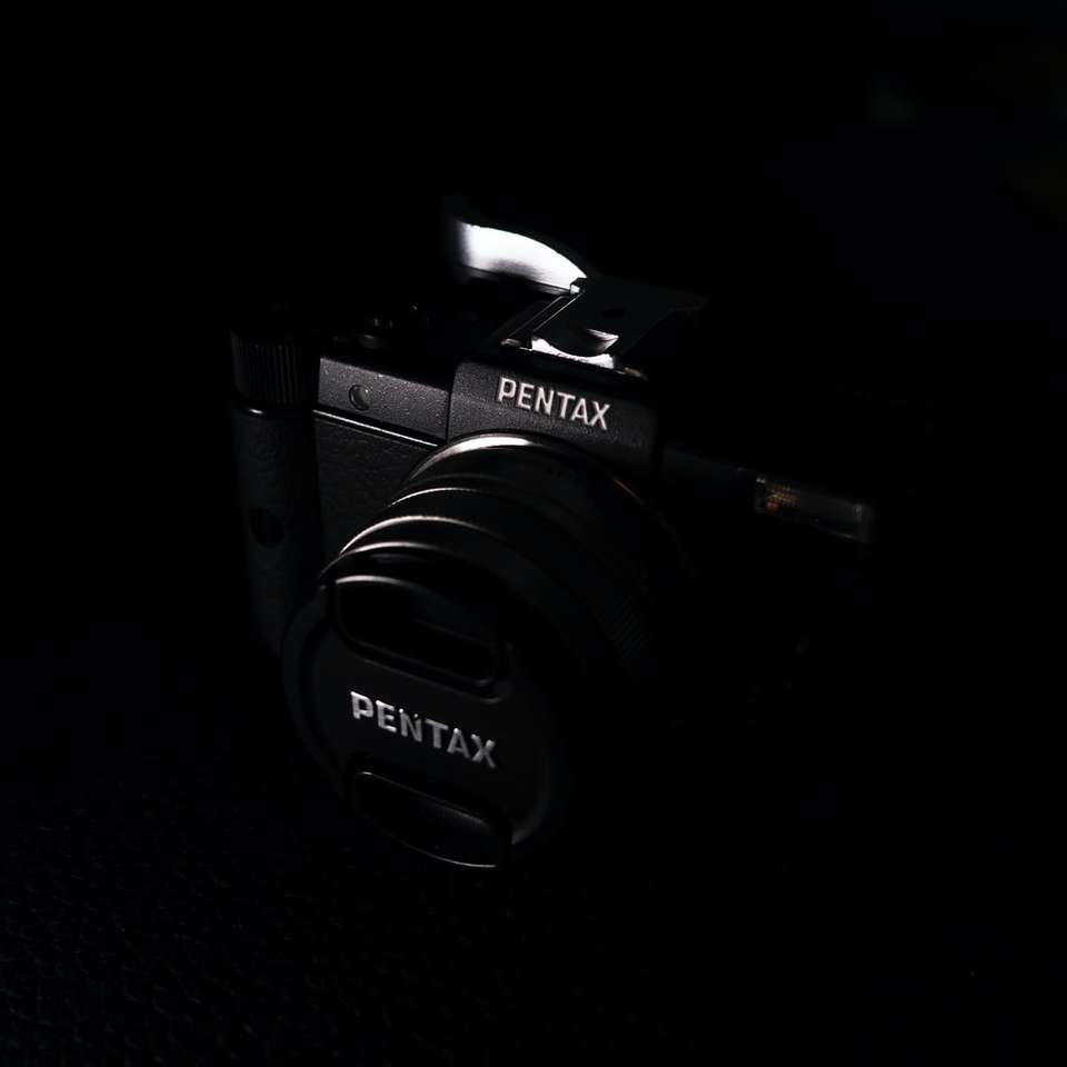 czarny aparat Pentax puzzle online