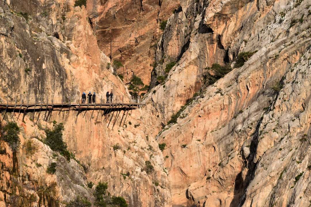 brązowy drewniany most na brązowej skalistej górze w ciągu dnia puzzle online