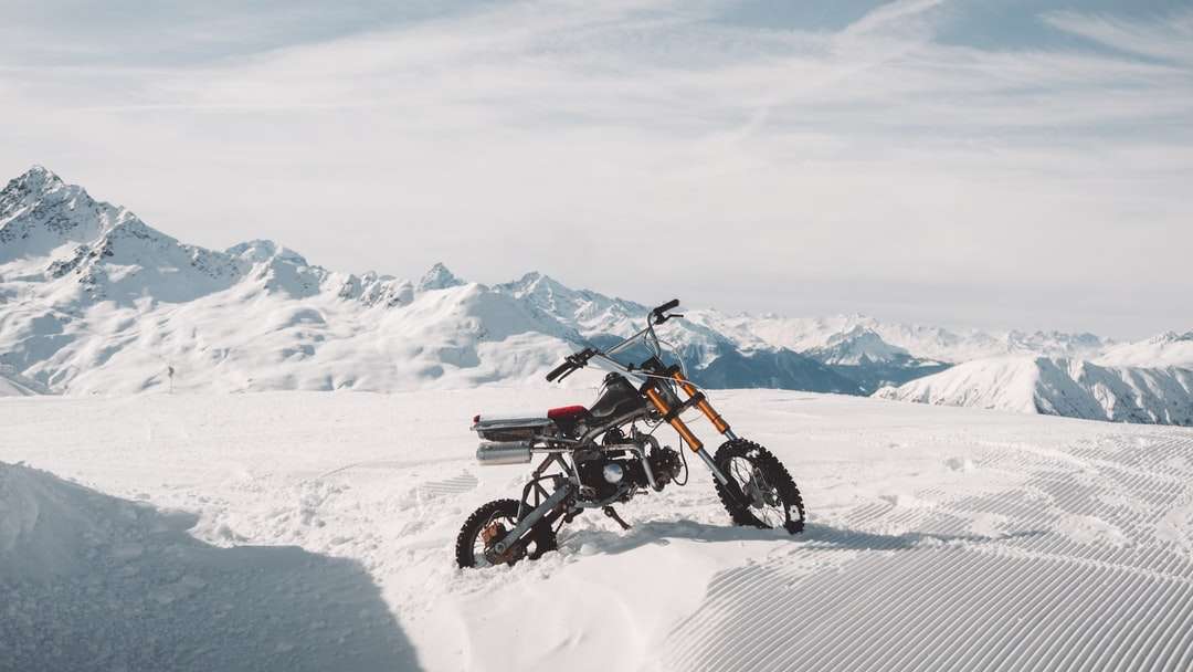 człowiek jedzie motocross dirt bike na zaśnieżonym polu puzzle online