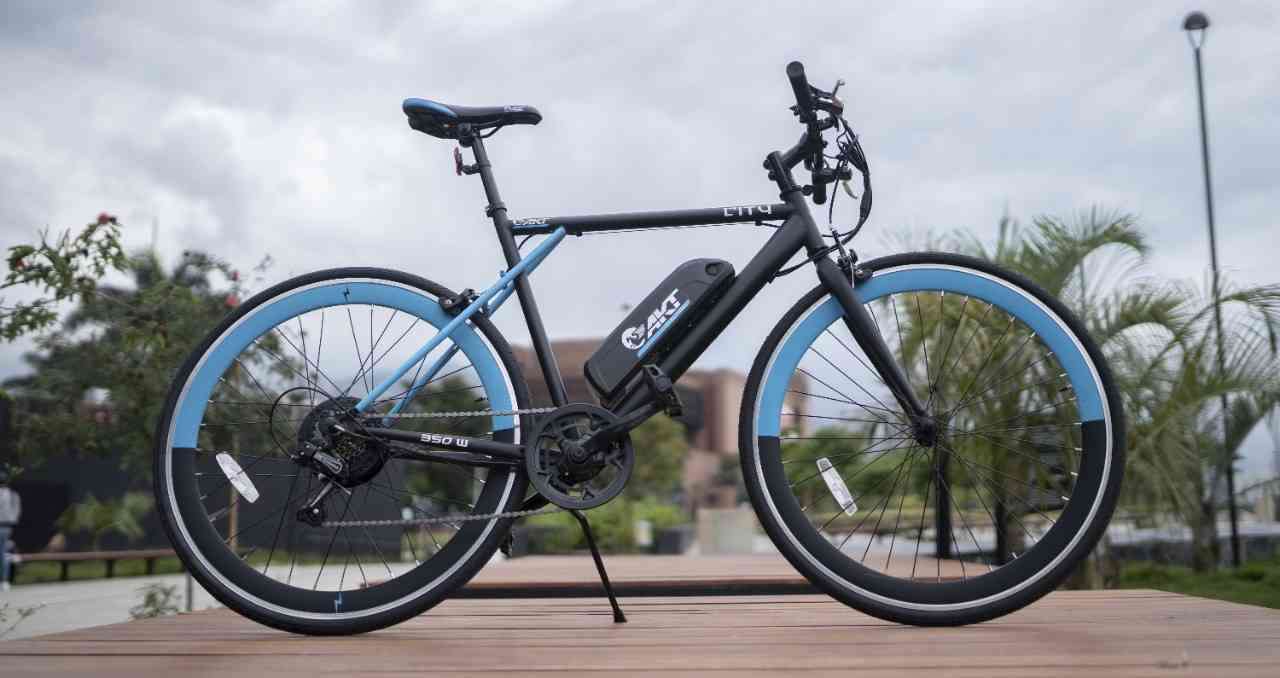 niebieski rower puzzle online
