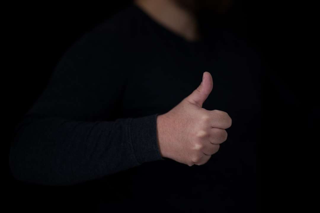 osoba w czarnej koszuli z długim rękawem puzzle online