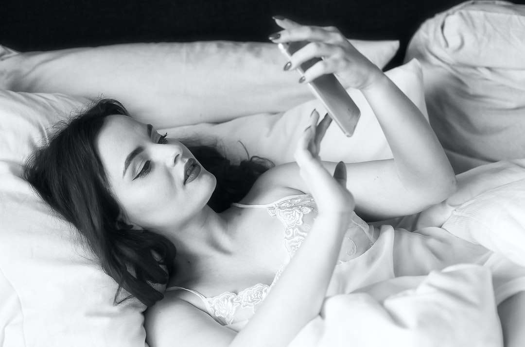 kobieta w białej sukni kwiatowy, leżąc na łóżku puzzle online