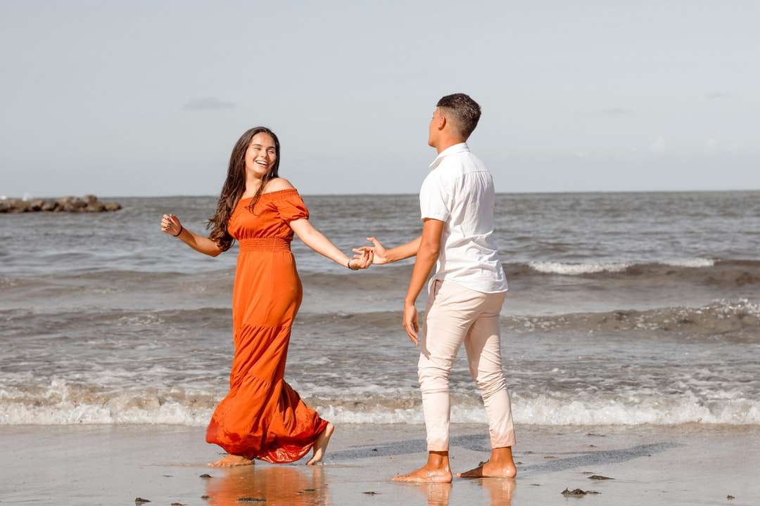 mężczyzna i kobieta trzymając się za ręce podczas spaceru na plaży puzzle online