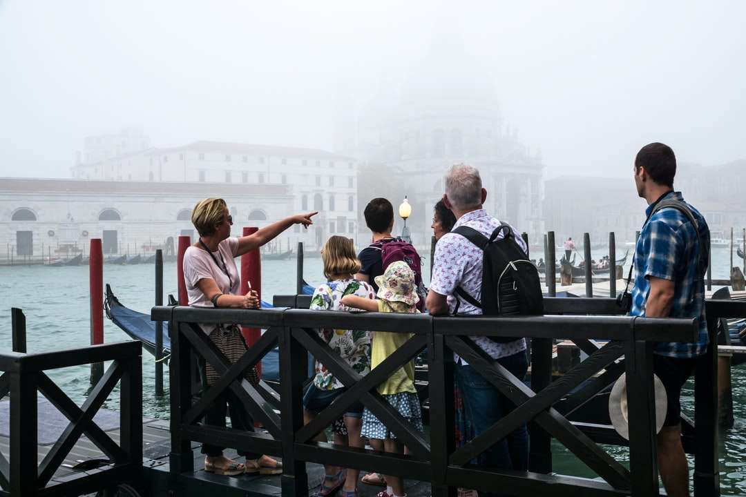 ludzie stojący na drewnianym doku w ciągu dnia puzzle online