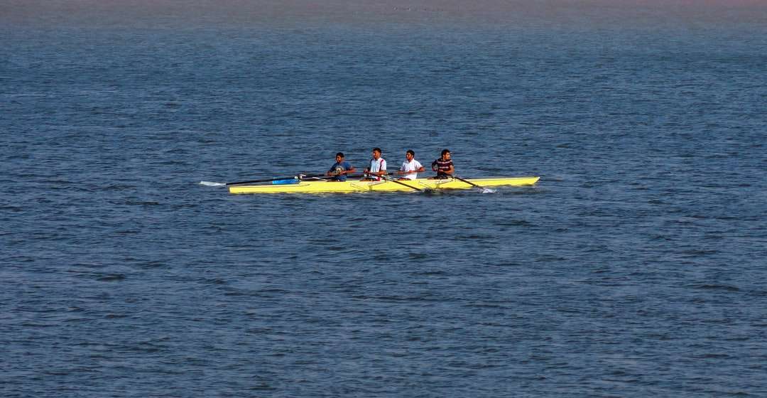 2 osoby pływające żółtym kajakiem po morzu w ciągu dnia puzzle online