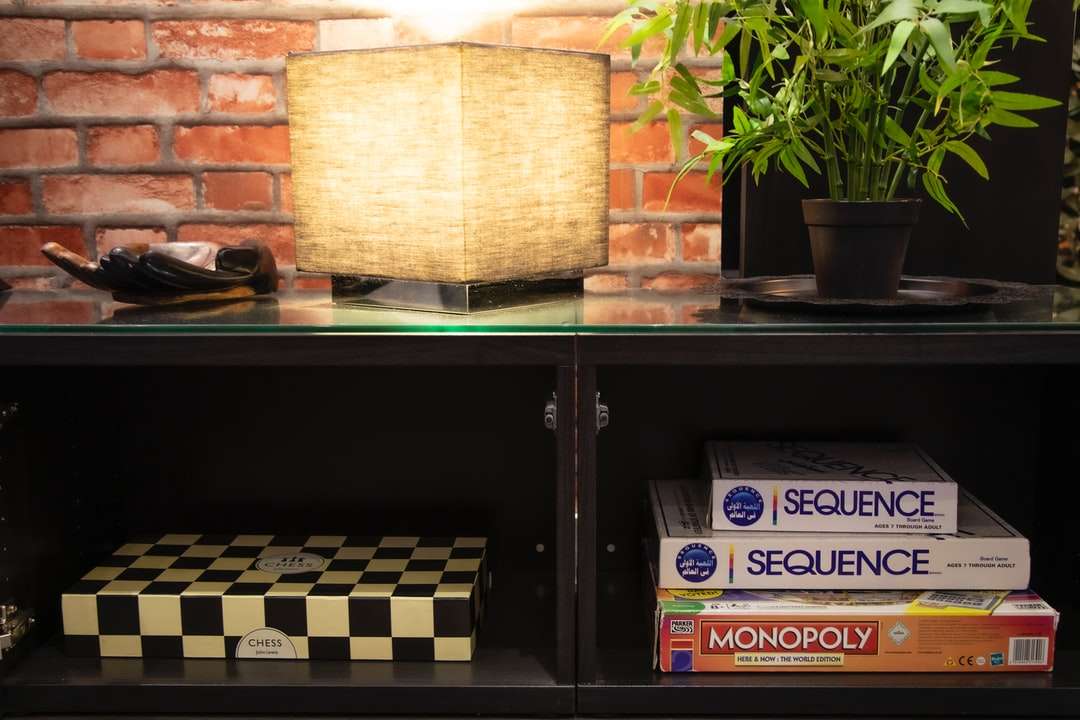 brązowo-czarna lampa stołowa na czarnej drewnianej półce puzzle online
