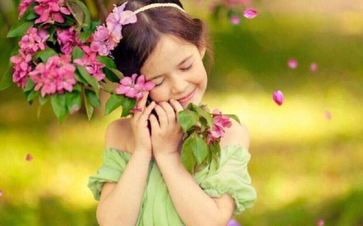 Mała dziewczynka kwiat puzzle online