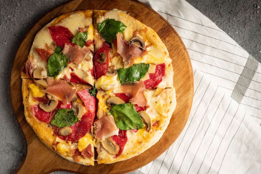 pizza z zieloną i czerwoną papryką i zielonymi liśćmi puzzle online