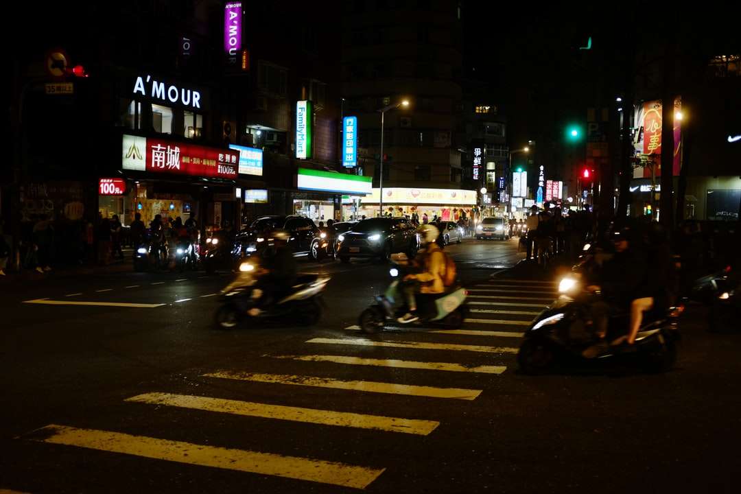 ludzie jadący motocyklem na pasie dla pieszych puzzle online