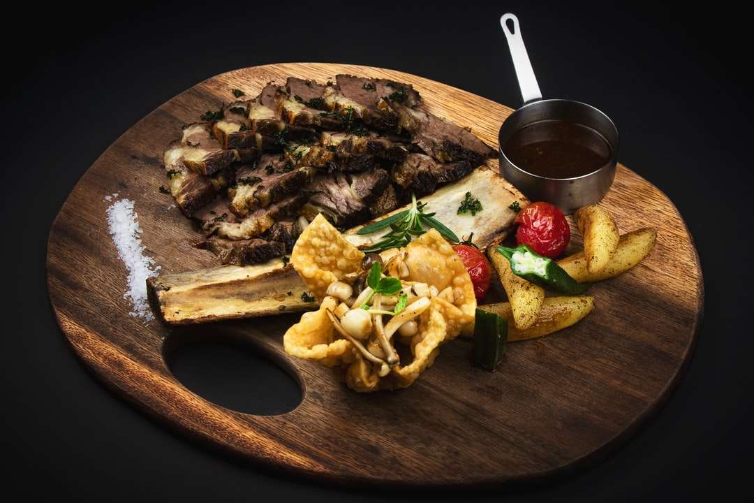 gotowane jedzenie na brązowym drewnianym okrągłym talerzu puzzle online