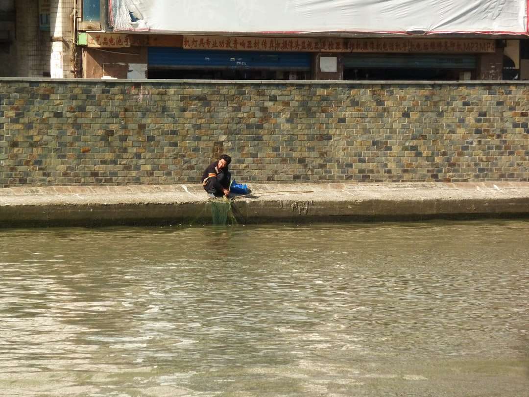 mężczyzna w niebieskiej koszuli, jazda na łodzi w ciągu dnia puzzle online