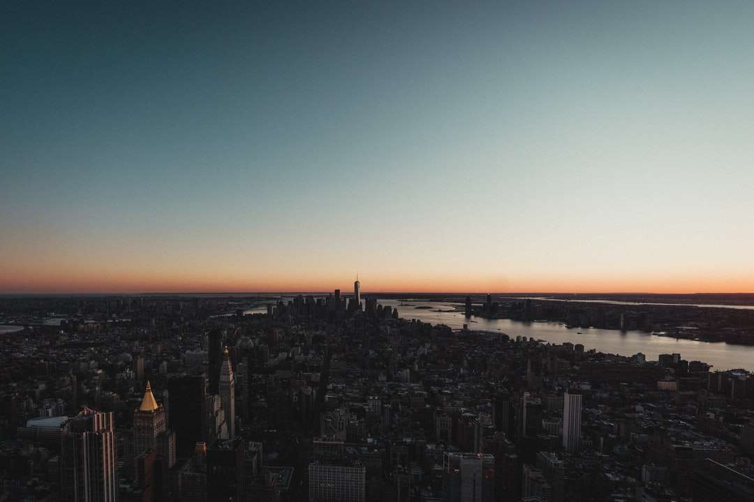 panoramę miasta pod błękitne niebo podczas zachodu słońca puzzle online