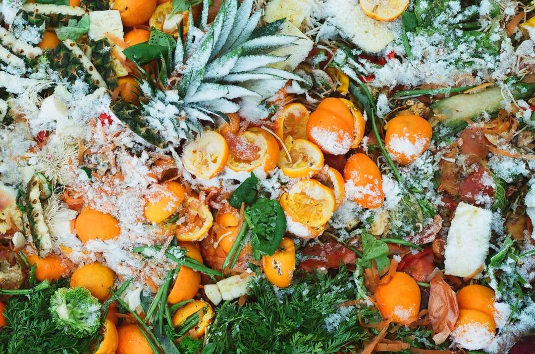 pokrojone pomarańczowe owoce na zielonych liściach puzzle online