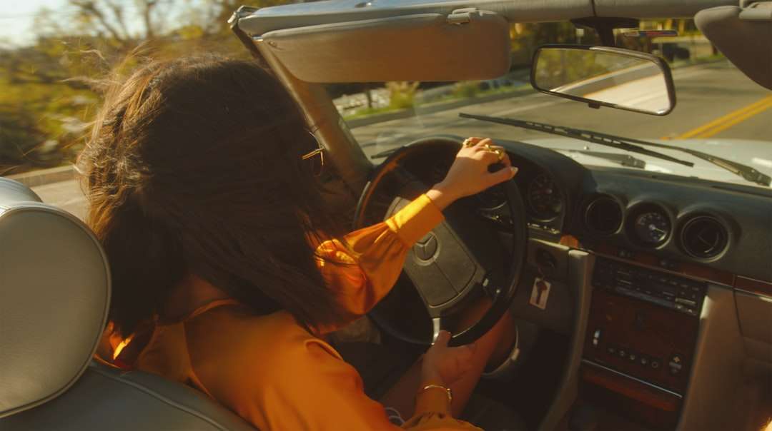 kobieta w pomarańczowej koszuli jazdy samochodem puzzle online