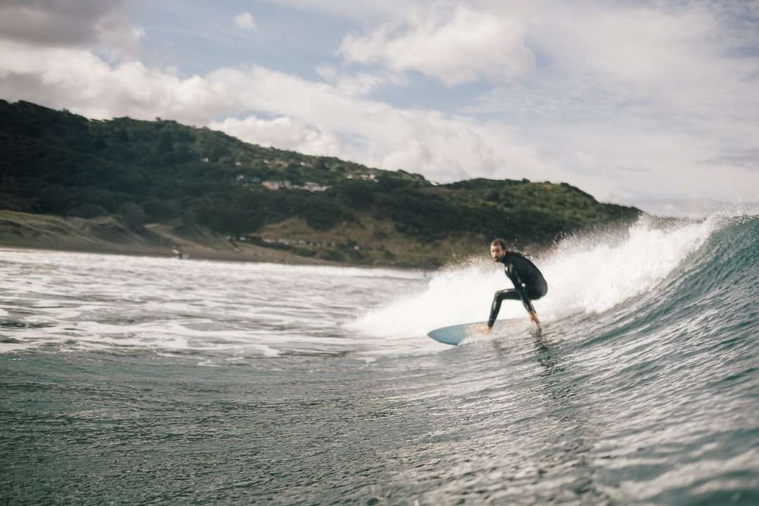 człowiek surfuje na morzu w ciągu dnia puzzle online
