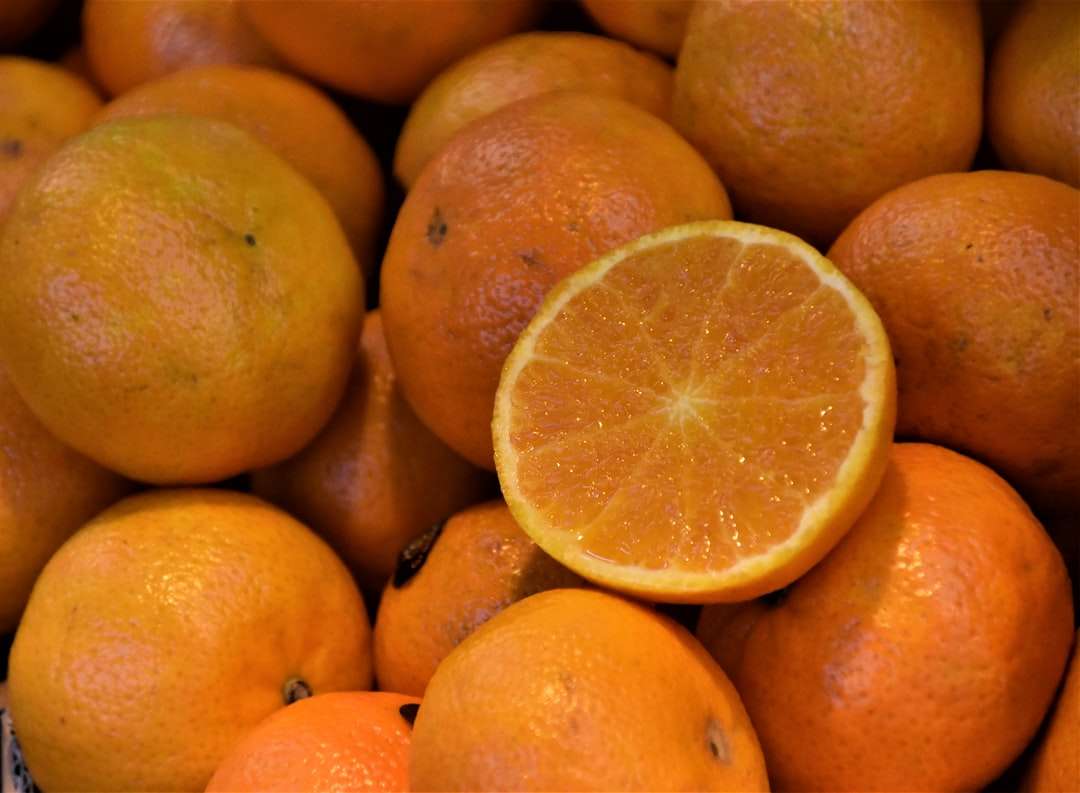 pomarańczowe owoce na brązowym drewnianym stole puzzle online