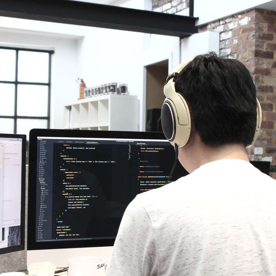 człowiek nosi słuchawki podczas korzystania z komputera puzzle online