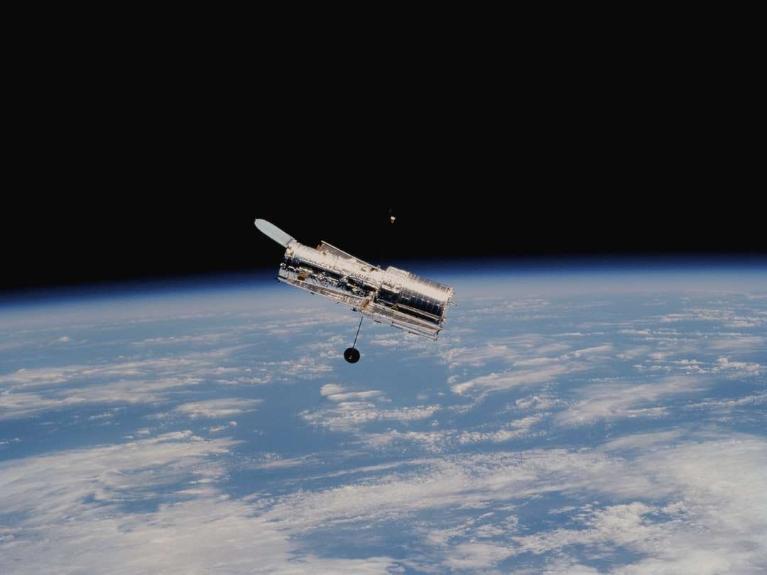 Kosmiczny Teleskop Hubble'a nad ziemską atmosferą puzzle online