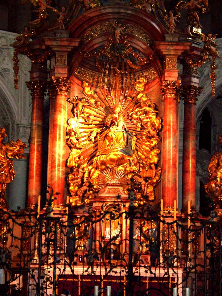 Ołtarz główny w franzikanerkirche w Salzburgu puzzle online