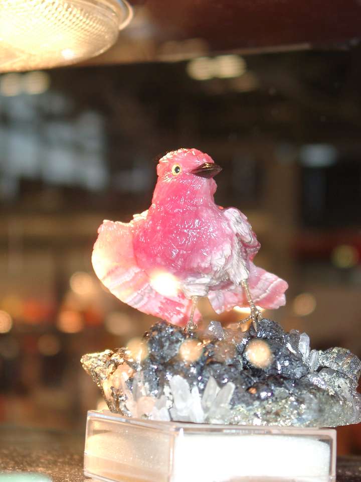 Ptak wykonany z minerałów na poziomie rudy puzzle online