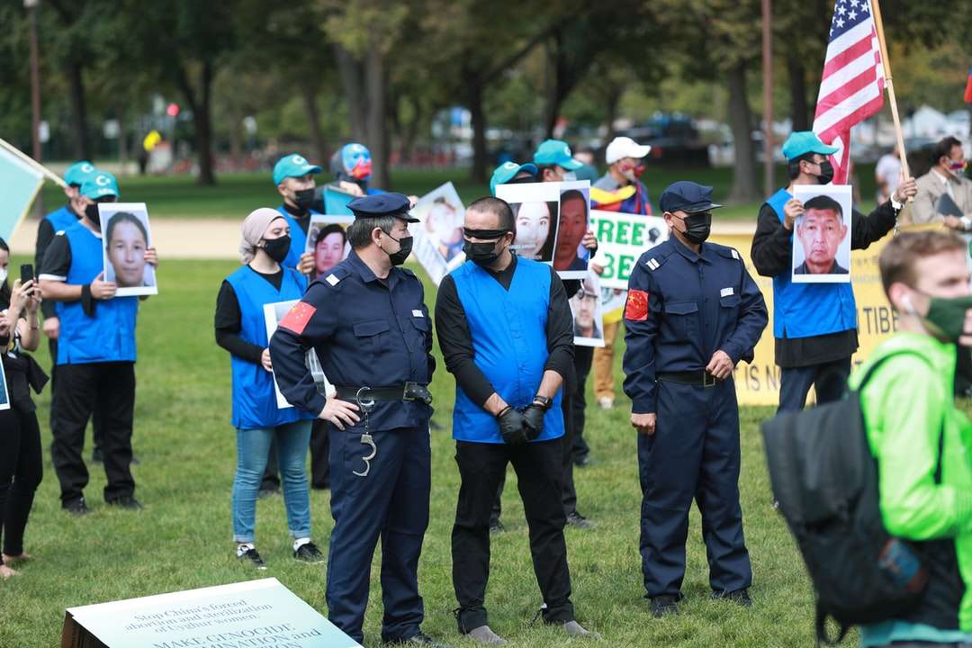 grupa ludzi ubranych w niebieski i czarny mundur puzzle online