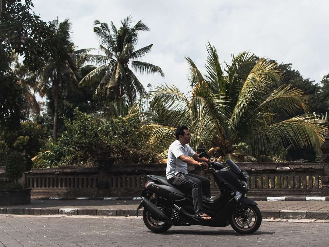mężczyzna w białej koszuli, jazda na czarnym motocyklu na drodze puzzle online
