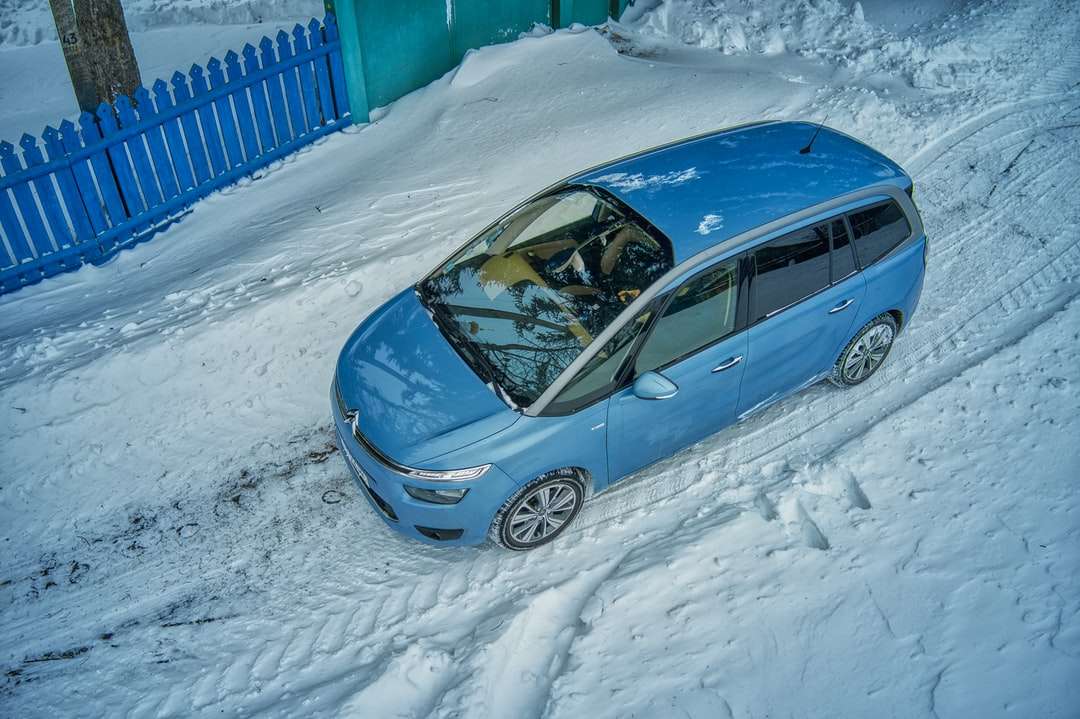 albastru cu 5 uși hatchback pe drum acoperit de zăpadă în timpul zilei puzzle
