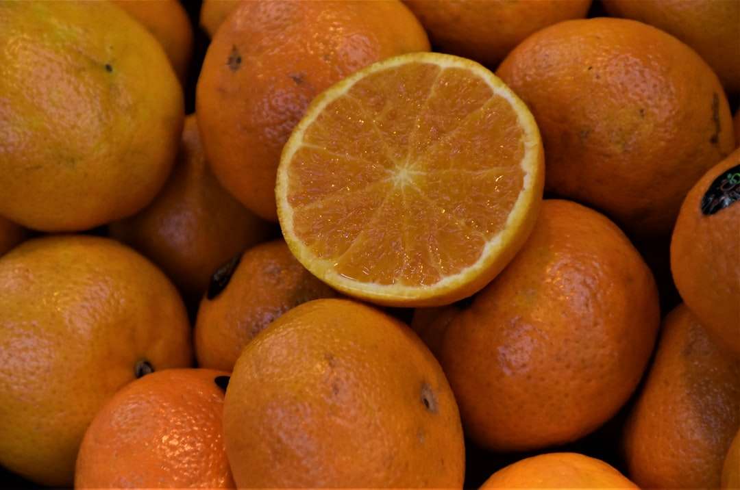 pomarańczowe owoce na brązowej drewnianej półce puzzle online