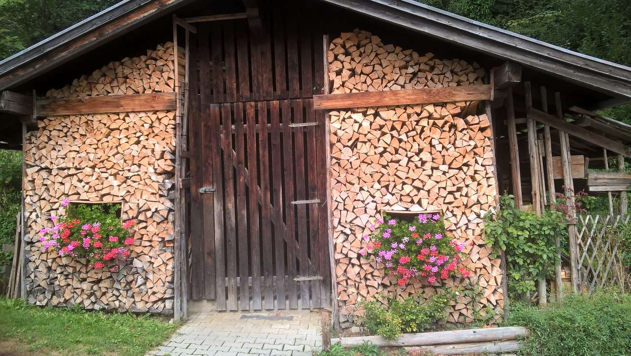 Drewno przed chatą puzzle online