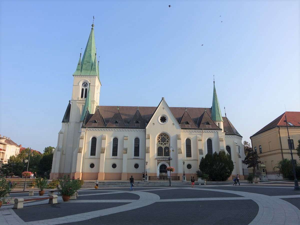 Kaposvar Neo-gotische Onze-Lieve-Vrouwekerk in Hongarije legpuzzel