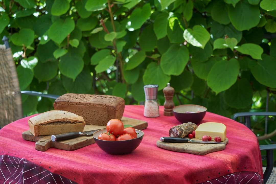 krojony chleb na czerwonym talerzu ceramicznym obok krojonego chleba puzzle online