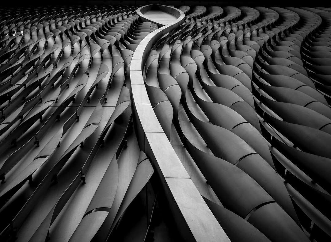 zdjęcie schodów spiralnych w skali szarości puzzle online
