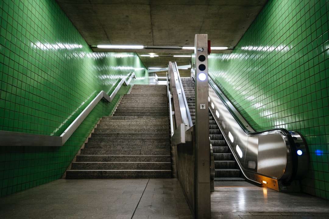 szare schody betonowe z zielonymi metalowymi poręczami puzzle online