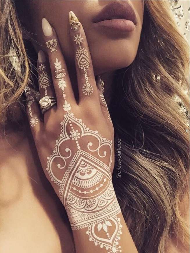 tatuaż- biała henna puzzle online