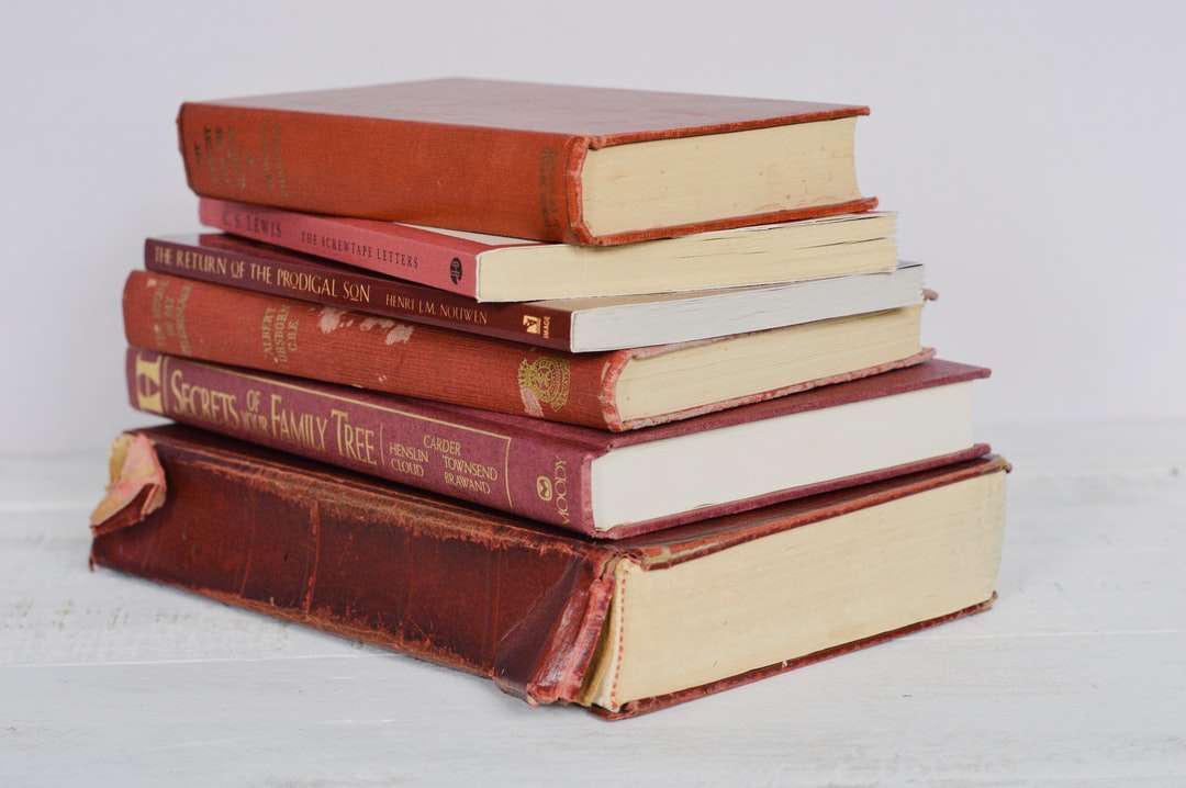 barna keménykötésű könyvek a fehér asztal kirakós játék