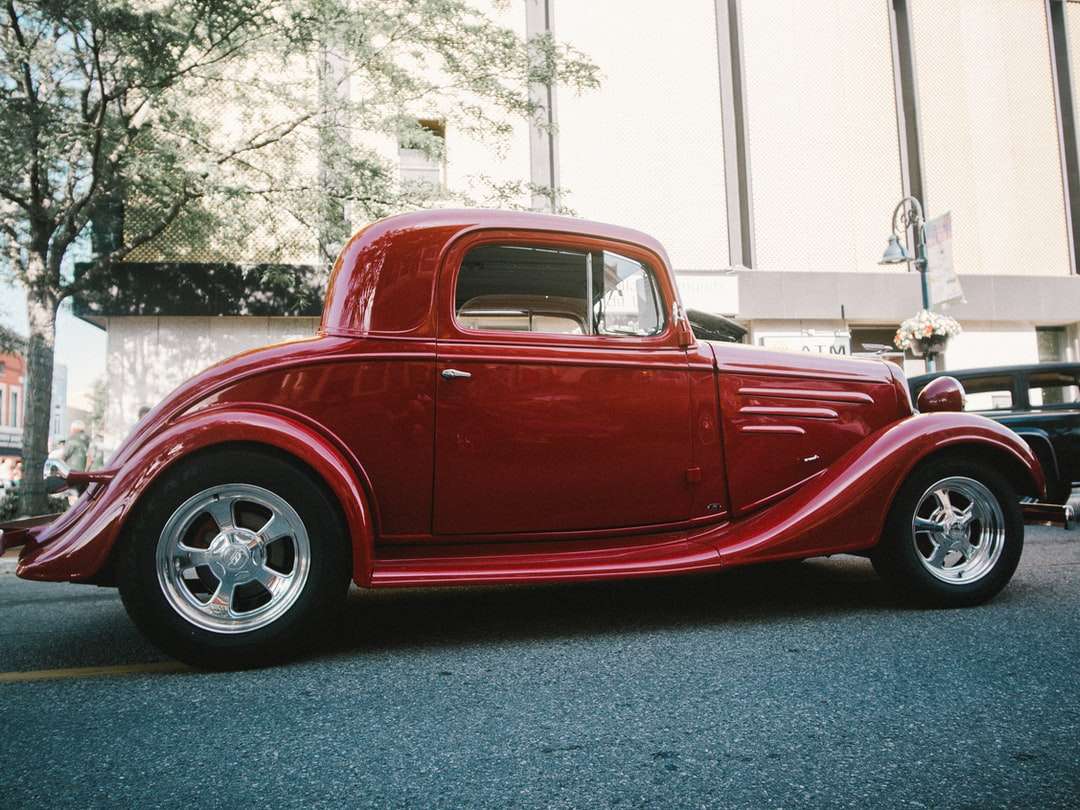 червоний vintage автомобіль на сірій асфальтовій дорозі в денний час пазл