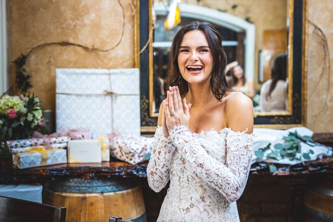 kobieta w białej sukni kwiatowy przy ramieniu z uśmiechem puzzle online
