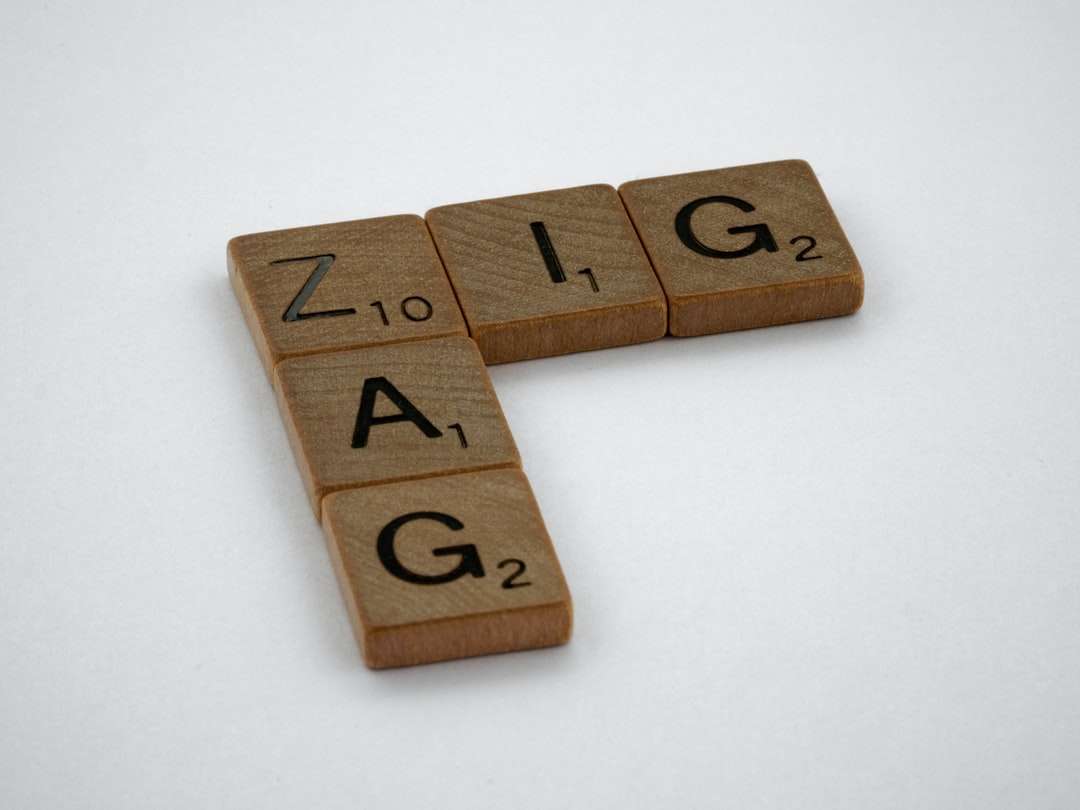 brązowy drewniany numer 2 na białym stole puzzle online