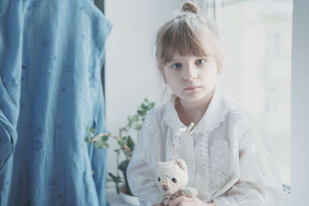 dziewczyna w białej sukni trzymając białego misia pluszowa zabawka puzzle online