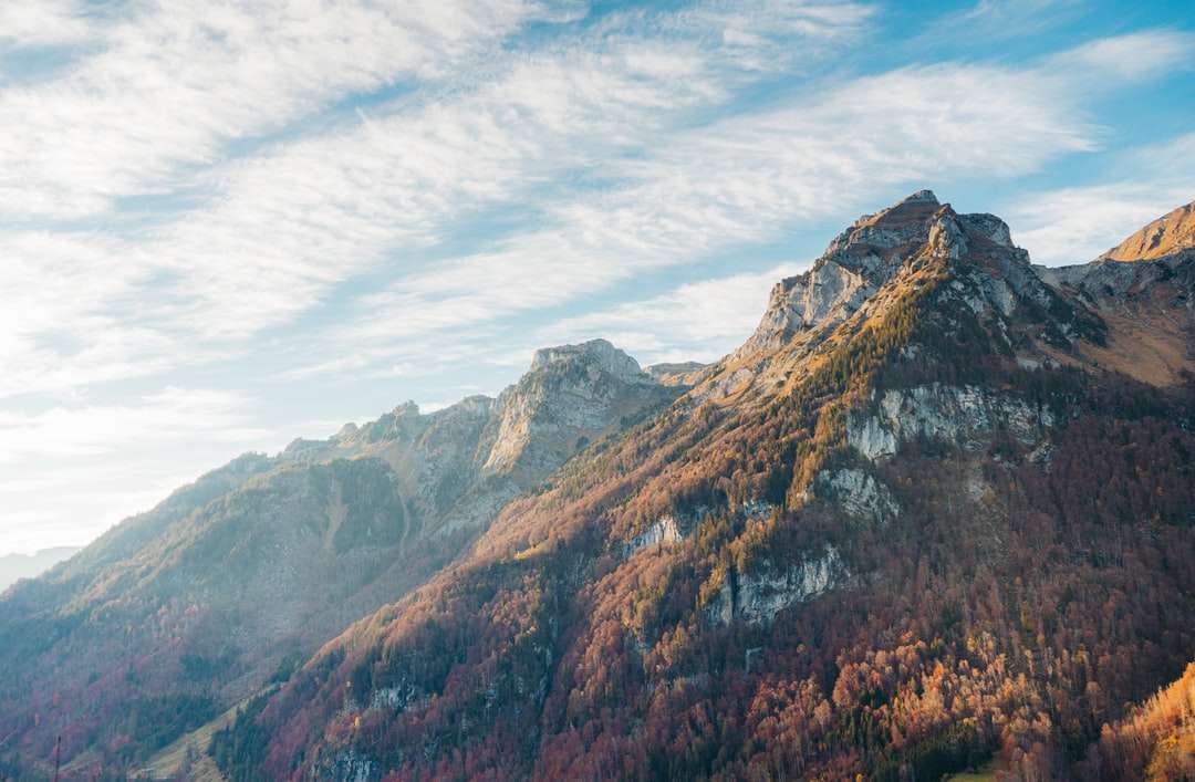 brązowo-szara skalista góra puzzle online