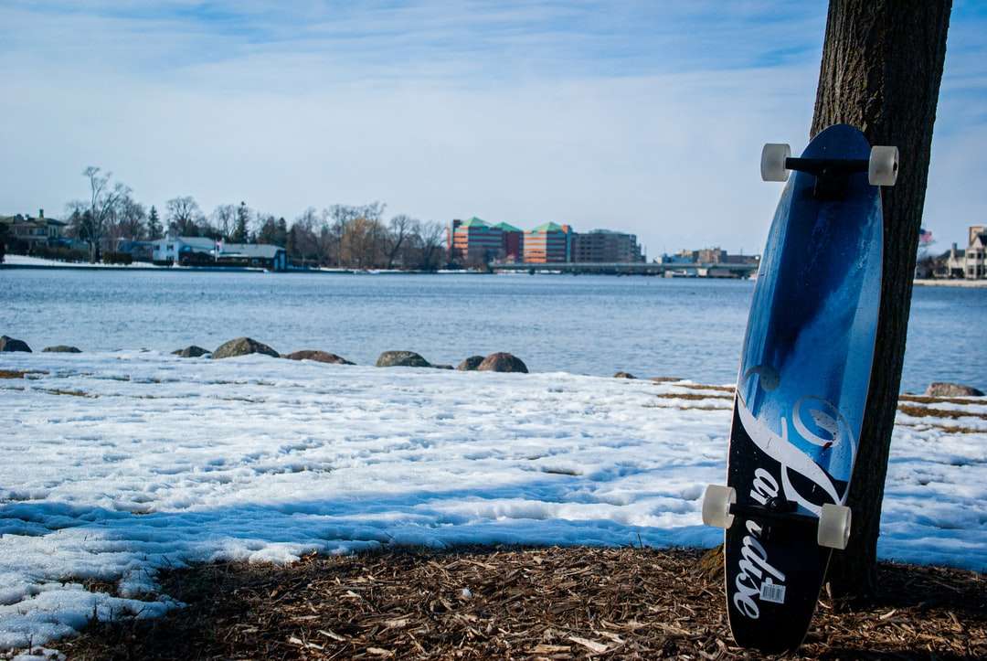 niebieski samochód na plaży w ciągu dnia puzzle online