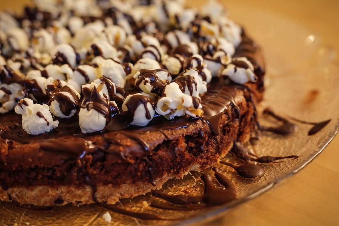 ciasto czekoladowe z białym lukrem na wierzchu puzzle online