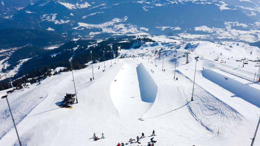ludzie jadący wyciągiem narciarskim na zaśnieżonej górze puzzle online