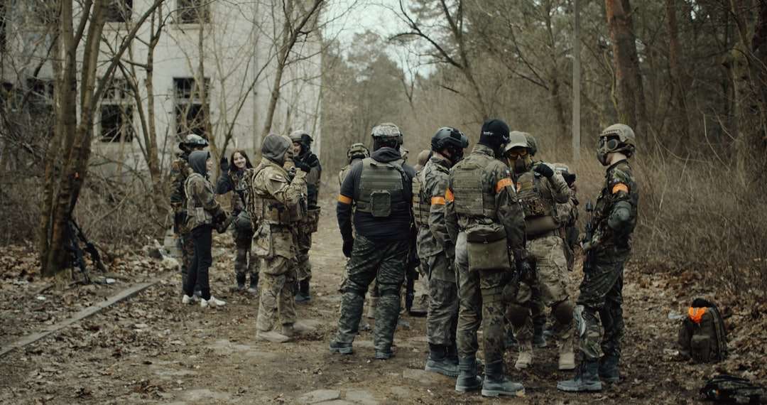 grupa żołnierzy w mundurze kamuflażu stojących na ziemi puzzle online