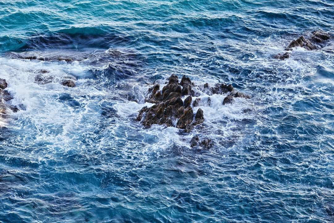fale oceanu rozbijające się o skały w ciągu dnia puzzle online
